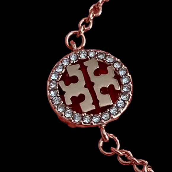 Tory Burch
CRYSTAL PEARL LOGO 18k ROSE GOLD PLATED BRACELET - Picture 5 of 6
